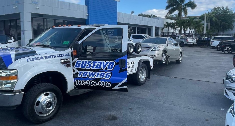 Gustavo Towing en concesionario Miami